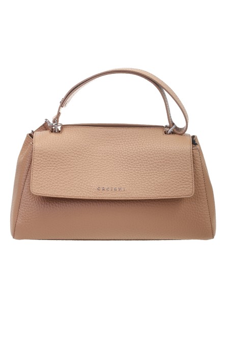 Shop ORCIANI  Borsa: Orciani borsa Sveva Longuette Sense in pelle con tracolla.
Dimensioni: Larghezza: 34 cm / Altezza: 18 cm / Profondità: 14 cm.
Tasche: tre interne, di cui una con zip.
Chiusura: patta con bottone magnetico.
Funzionalità: apertura a scomparsa sulla parte alta della patta, tracolla di servizio regolabile e rimovibile.
Dettagli: pelle martellata; finitura palladio.
Made in Italy.. B02159 SOF-MANDORLA